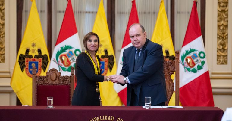 Patricia Benavides: Rafael López Aliaga condecoró con la medalla de Lima a la fiscal de la Nación