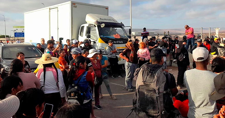 Portada: Migrantes ilegales bloquean carretera que une a Perú y Chile: policías peruanos sufren insultos y amenazas