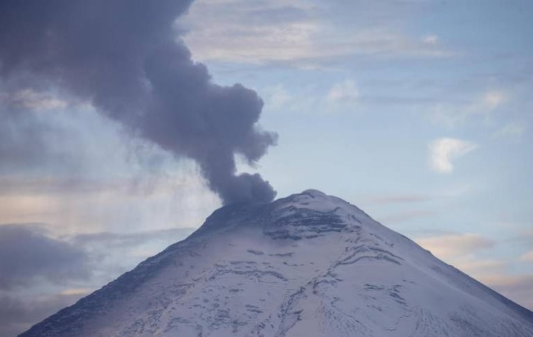 Ecuador: volcán Cotopaxi emana una columna de 700 metros de vapor y gas