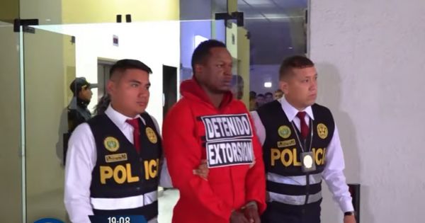 Policía presentará a detenidos vestidos de rojo y con grilletes