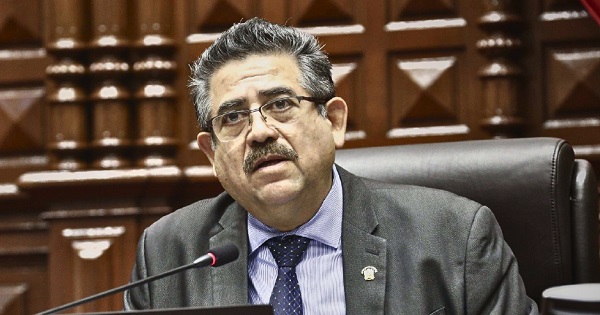 Manuel Merino cuenta con una decena de policías resguardándolo