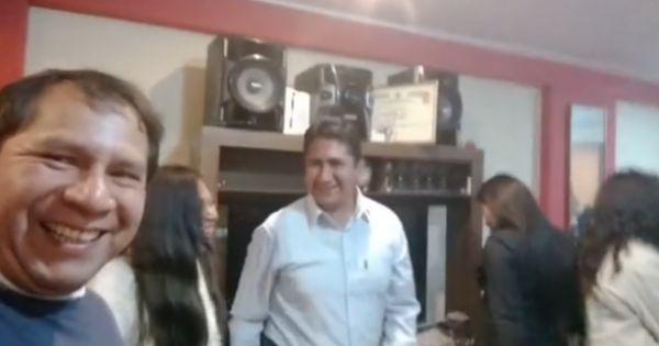 Vladimir Cerrón: prófugo líder de Perú Libre reaparece festejando en reencuentro con amigos