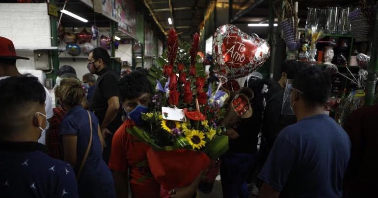 Portada: Decenas de personas acuden al mercado de Flores para adquirir arreglos por San Valentín