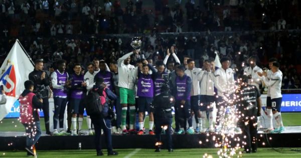 Portada: ¡Sigue la fiesta! Paolo Guerrero celebró el título de la Copa Sudamericana con la hinchada de la LDU de Quito