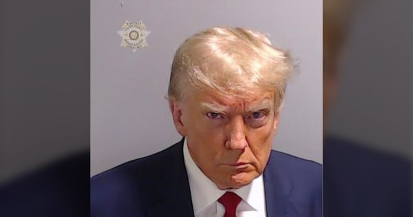 Portada: Esta es la foto de Donald Trump al entregarse a la justicia de Georgia