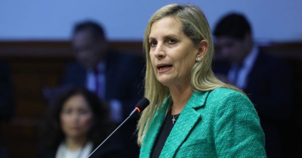 Portada: Maricarmen Alva advierte que ley de nombramiento automático de docentes "no se aprobará"