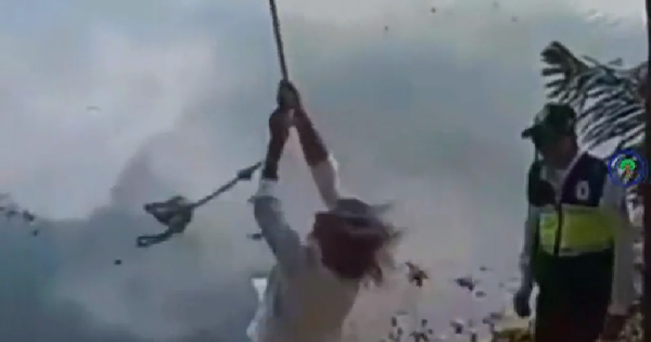 Viceministra de Turismo sufre caída cuando intentó colgarse de una soga en Oxapampa (VIDEO)