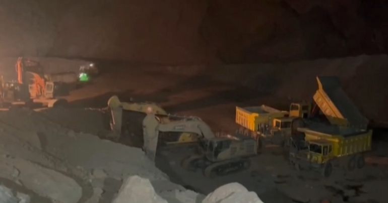 Portada: China: derrumbe de una mina deja cinco muertos y decenas de desaparecidos
