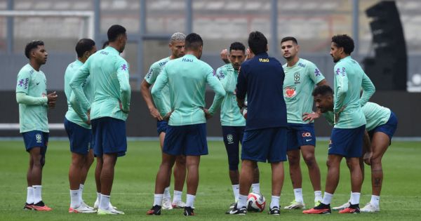 Portada: Brasil realizó su última sesión de entrenamiento en el Estadio Nacional