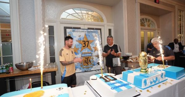 Portada: ¡Feliz cumpleaños, Lionel Messi! Astro argentino compartió su torta con los hinchas