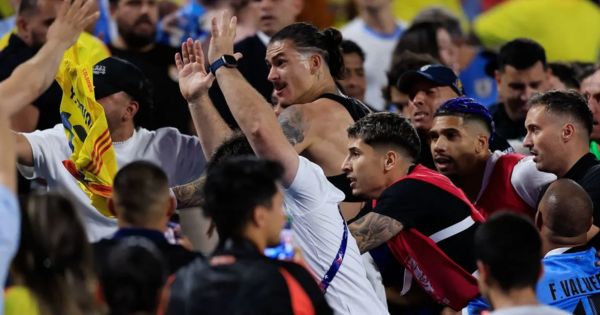 Portada: Darwin Núñez y otros futbolistas uruguayos se pelearon con hinchas colombianos tras ser eliminados de la Copa América