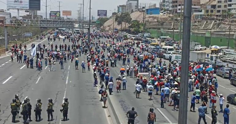 Panamericana Sur fue bloqueada por movilización de manifestantes a la altura de Atocongo