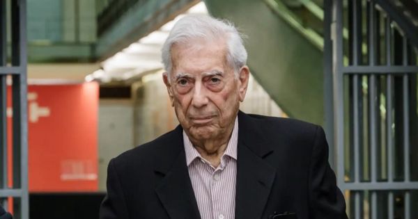 Mario Vargas Llosa se encuentra hospitalizado por COVID-19, informa su hijo