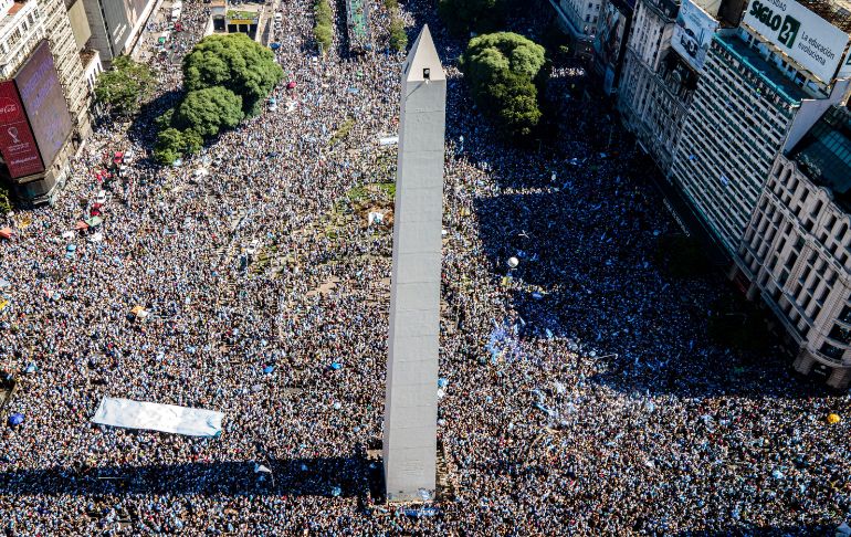 ¡Impresionante! Una multitud de hinchas argentinos celebran en el Obelisco y en distintas ciudades de su país [VIDEO]