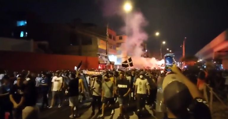 Hinchas de Alianza Lima realizaron protesta frente a la Videna