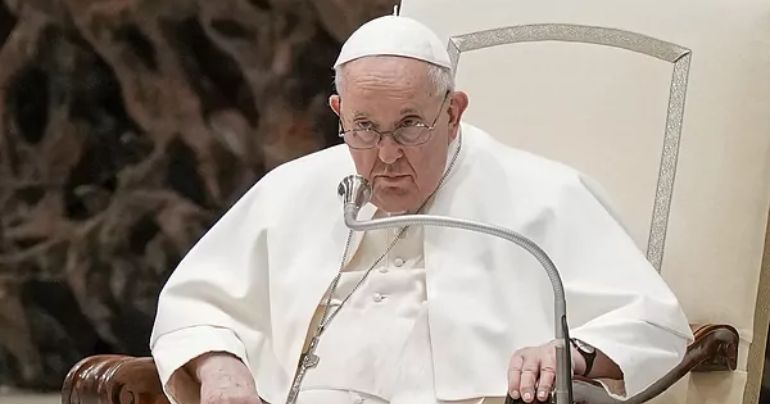 Papa Francisco enfurece con mujer por pedirle bendición para su perro: “Hay niños con hambre”