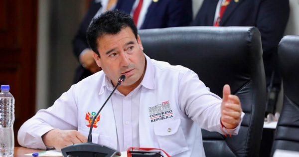 Edwin Martínez presenta su carta de renuncia a Acción Popular