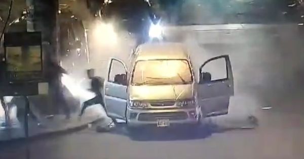 Los Olivos: comerciantes se salvan de morir tras explosión de balón de helio en minivan (VIDEO)