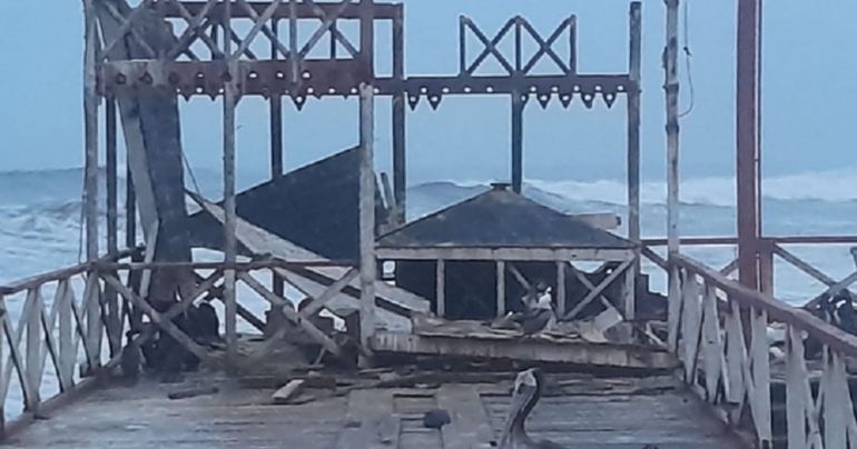La Libertad: fuerte oleaje destruye parte del muelle de Huanchaco