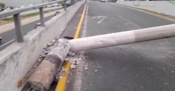Portada: Miraflores: aún no recogen poste colapsado tras impacto de auto en la Vía Expresa