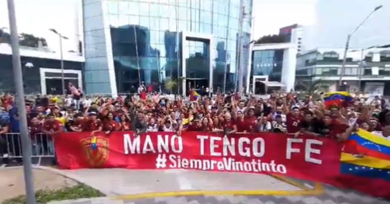 Portada: Algarabía y expectativa: hinchas venezolanos realizan banderazo en Lima, previo al duelo con Perú