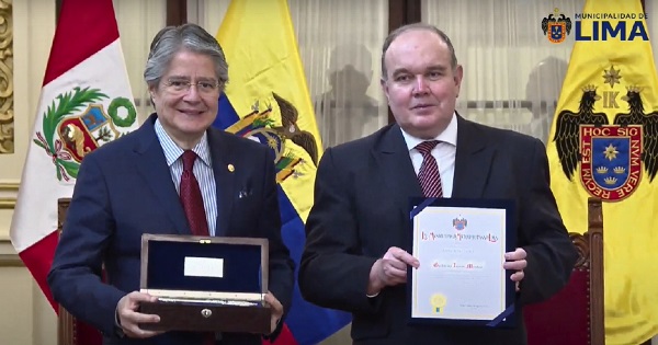 Alcalde de Lima entrega 'Llave de la Ciudad' al presidente de Ecuador, Guillermo Lasso