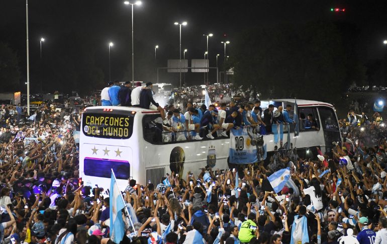 ¡Espectacular! Multitudinario recibimiento tuvo Argentina al llegar a su país [VIDEO]
