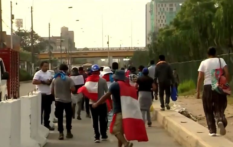 Manifestantes salen de la Universidad San Marcos para continuar con protestas