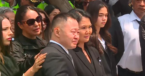 Keiko y Kenji rompen en llanto frente al ataúd de su padre Alberto Fujimori