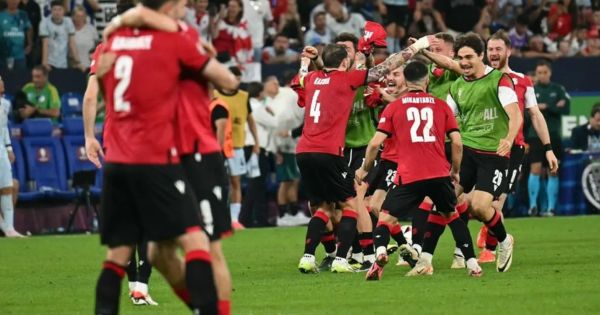 Portada: Georgia derrotó 2-0 a Portugal de Cristiano Ronaldo, clasificando a los octavos de final de la Eurocopa