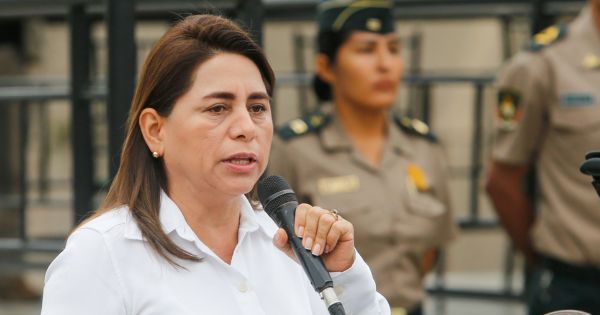 Portada: Rosa Gutiérrez: aprueban que ministra de Salud asista este jueves a las 8 y 30 p.m. al Congreso