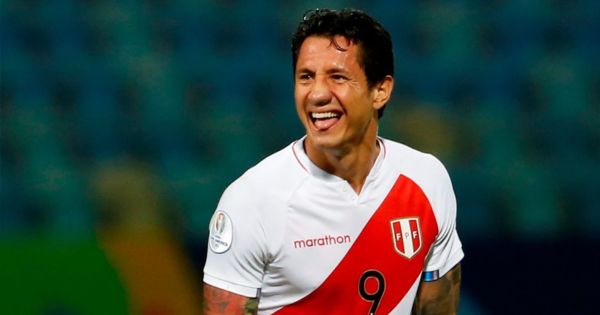 Gianluca Lapadula fue sorprendido con la pregunta de Conmebol: "¿ceviche o pasta?"