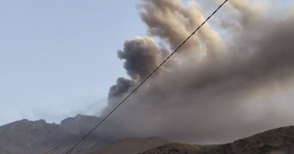 Volcán Ubinas: se registra nueva emisión de cenizas y declaran la alerta a la población