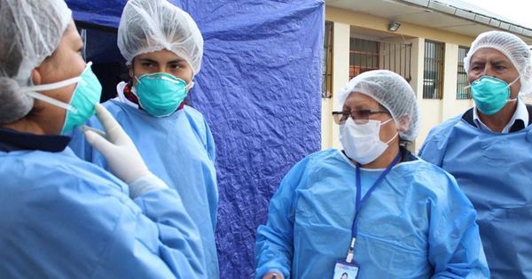 Portada: Ejecutivo permite a médicos y enfermeras tener doble empleo ante emergencia por dengue