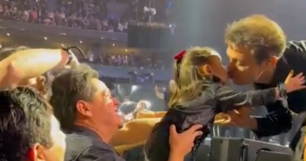 Luis Miguel es duramente criticado por beso a menor durante concierto: "Las niñas no se tocan"