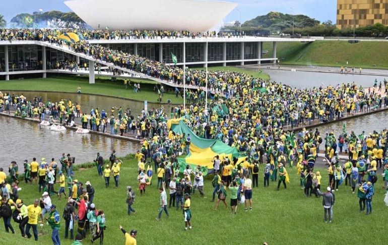 Portada: Partidarios de Jair Bolsonaro asaltan sedes del Congreso, la Presidencia y el Supremo de Brasil