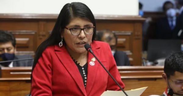 Perú Libre recolecta firmas para presentar moción de vacancia contra Dina Boluarte