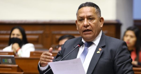 Portada: Esdras Medina anuncia que la próxima semana formalizará "una nueva bancada de centro"