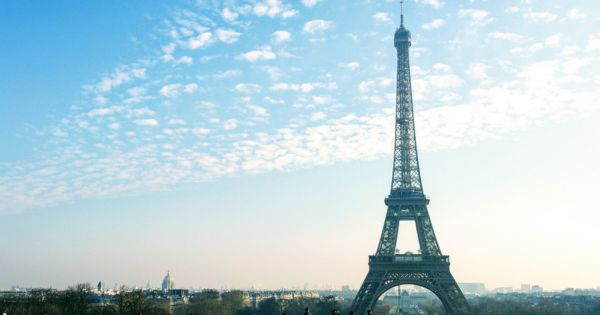 Francia: hombre es detenido tras saltar en paracaídas desde la Torre Eiffel y aterrizar en estadio