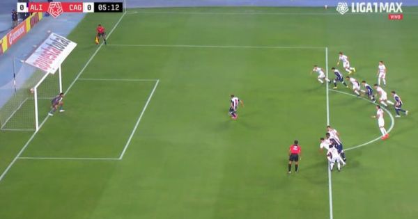 Portada: Alianza Lima vs. Atlético Grau: Hernán Barcos anotó el 1-0 a favor de los íntimos tras una decisión del VAR