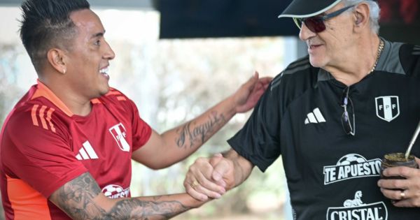 Christian Cueva se recupera en la Videna y posa junto a Jorge Fosatti