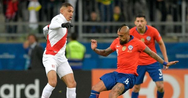 Paolo Guerrero podría jugar al lado de Arturo Vidal en Colo Colo de Chile