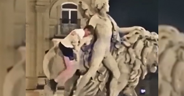 Turista ebrio rompe valiosa estatua en Bélgica y ahora debe pagar 19 mil euros