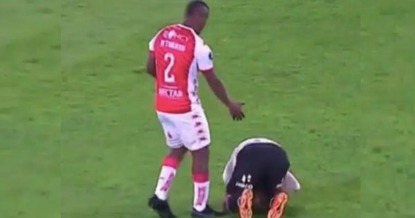 A lo Jara con Cavani: jugador de Santa Fe realiza polémica acción contra Alex Valera