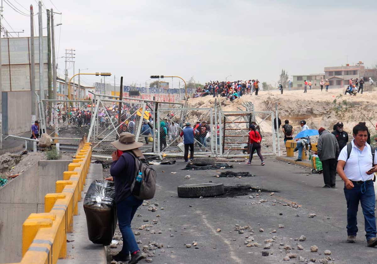 Arequipa: vándalos atacan con piedras a policías en puente Añashuayco