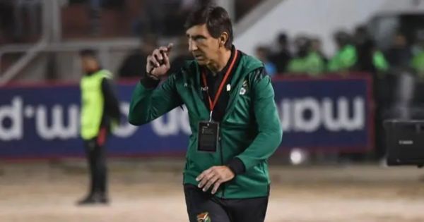 Gustavo Costas criticó al fútbol boliviano: "Piden ir al Mundial, pero las canchas son un desastre"