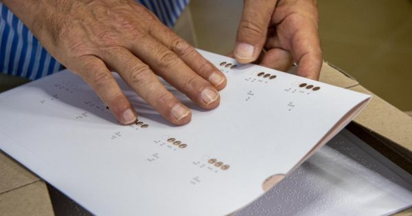 Uruguay imprime su Constitución en braille como un primer paso hacia un país más accesible