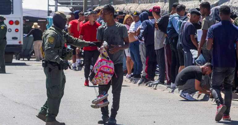 EE.UU. informa que ha deportado a miles de migrantes ilegales tras levantamiento del Título 42