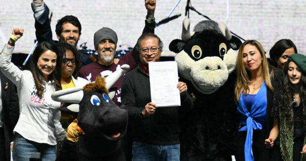 Portada: Izquierdista Gustavo Petro firma ley "No más Olé" que prohíbe corridas de toros en Colombia