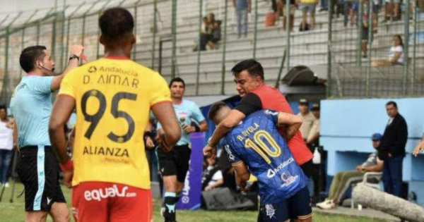 ¡Precedente! César Farías es sancionado por 14 meses luego de agredir a jugadores rivales